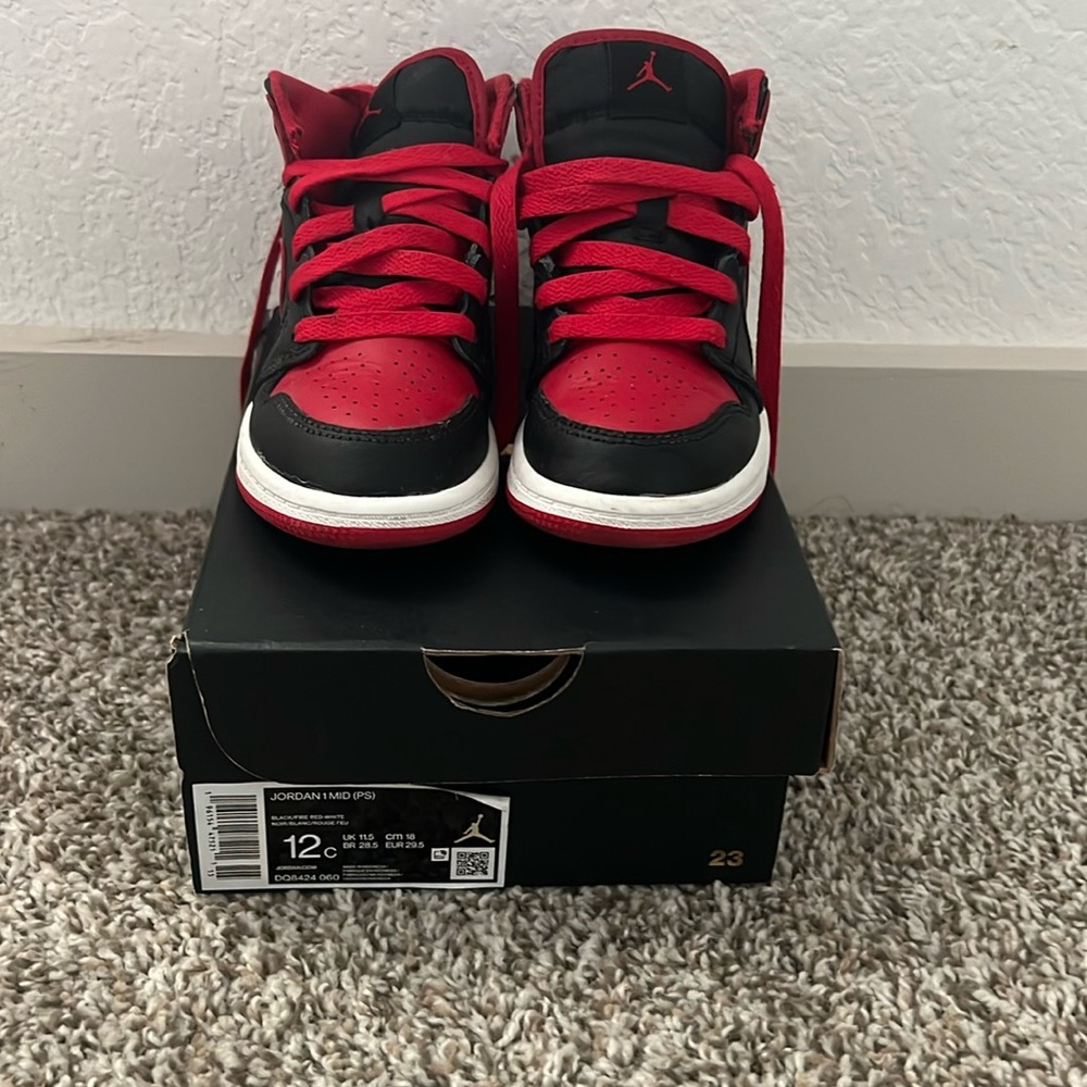 Preschool red/blk jordan 1’s